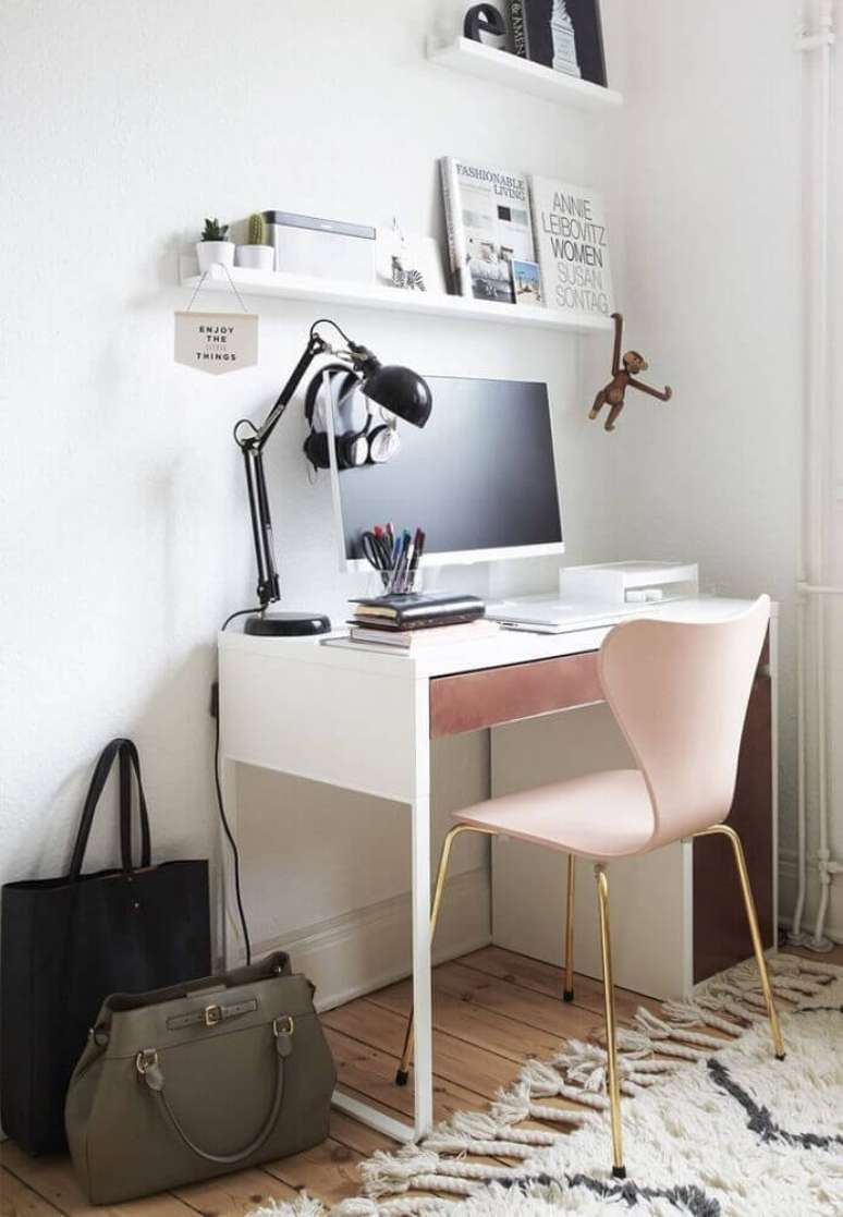53. As cadeiras modernas para escritório pequeno deixam o ambiente muito mais charmoso – Foto: Pinterest