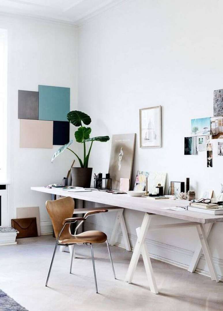 55. Decoração minimalista com cadeira moderna para home office – Foto: Possible Decor
