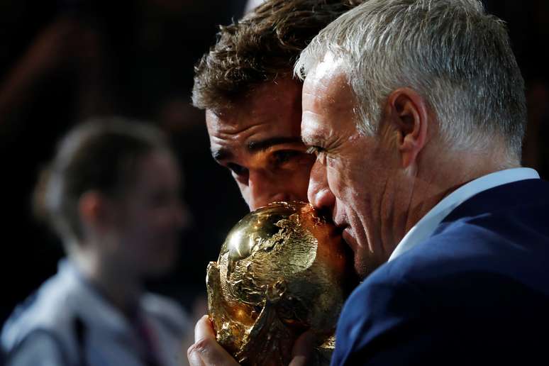 Deschamps e Griezmann beijam a taça de campeões do mundo