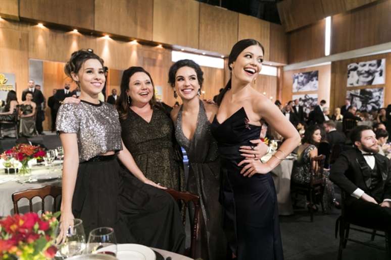 Josi (Thati Lopes), Daniela (Renata Tobelem), Mariane (Kéfera Buchmann) e Cris (Vitória Strada) - Foto: João Miguel Couto/Rede Globo/Divulgação