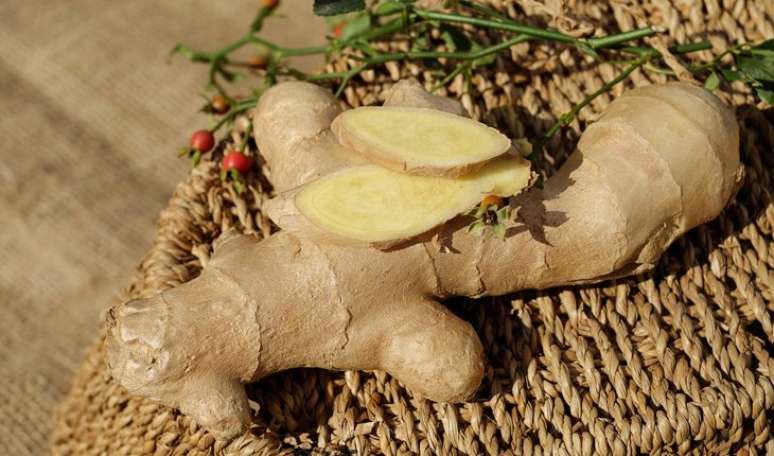 2. GENGIBRE: tamb&eacute;m &eacute; uma raiz que possui propriedades anti-inflamat&oacute;rias quando fresca. Atua como um anti-histam&iacute;nico natural no organismo e inibe as prostaglandinas pr&oacute; inflamat&oacute;rias. Pode ser consumida fresca com verduras cozidas, ou acrescent&aacute;-la em p&oacute; em cremes e pur&ecirc;s para dar um toque mais picante e especial a seu prato 