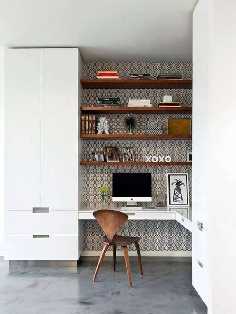 62. Decoração para home office pequeno com papel de parede e cadeira moderna de madeira – Foto: Next Luxury
