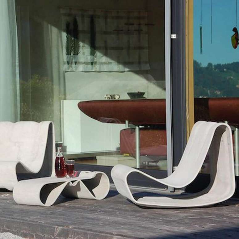 63. As cadeiras de plástico modernas são muito utilizadas na decoração de áreas externas – Foto: Connox