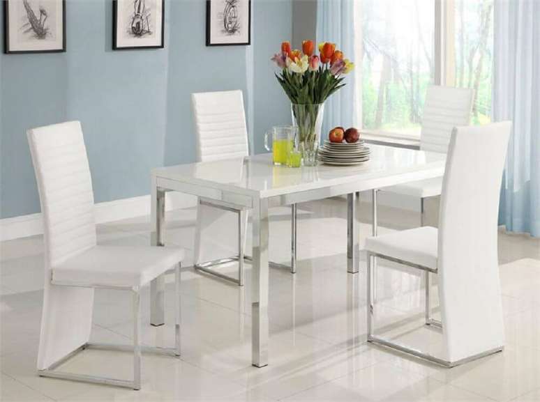 72. Decoração simples com cadeiras modernas para sala de jantar com parede pintada de azul claro – Foto: RomDecor