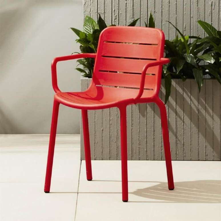 74. Modelo simples de cadeira de plástico moderna – Foto: Pinterest