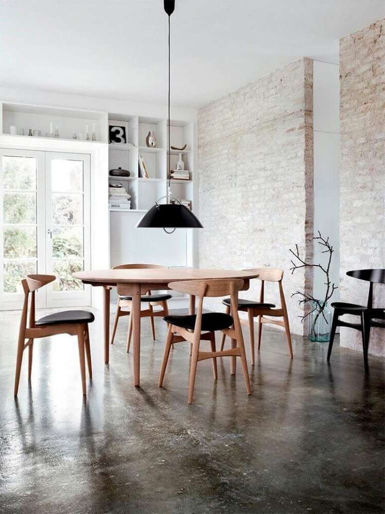 77. Decoração minimalista com pendente preto e cadeiras para sala de jantar moderna – Foto: Trendir