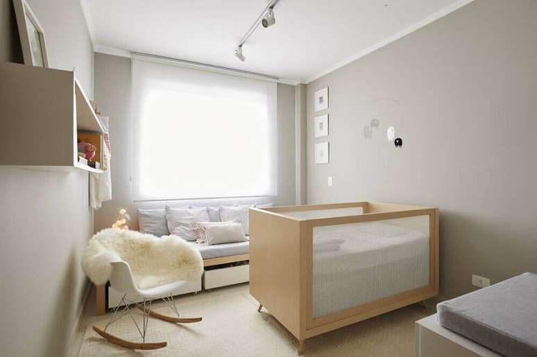 81. Decora&ccedil;&atilde;o em tons neutros para quarto de beb&ecirc; com ber&ccedil;o de madeira e cadeira de balan&ccedil;o moderna para amamenta&ccedil;&atilde;o &ndash; Foto: Pinterest