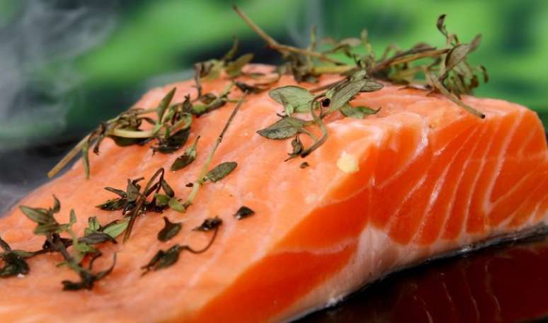 1. SALM&Atilde;O: esse e outros peixes ricos em &ocirc;mega-3, tais como o arenque, a sardinha, a truta e o atum, ajudam a combater inflama&ccedil;&otilde;es e dores nas articula&ccedil;&otilde;es 