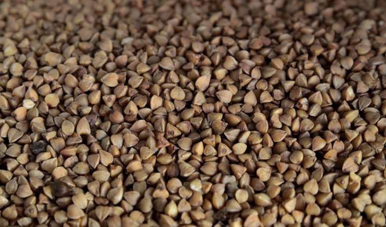 5. TRIGO SARRACENO: o cereal voltou a aparecer nas refei&ccedil;&otilde;es por causa de seus benef&iacute;cios: cont&eacute;m flavon&oacute;ides, como a rutina, que protege pele e tecidos, especialmente os vasos sangu&iacute;neos, e previnem doen&ccedil;as como o reumatismo e a artrite 