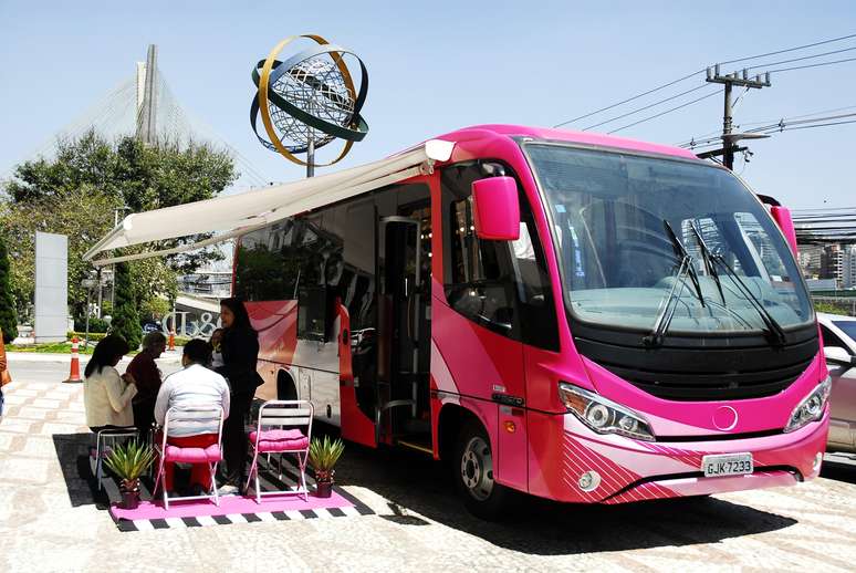 O ônibus com atendimento gratuito está equipado para dar assistência às pacientes de câncer