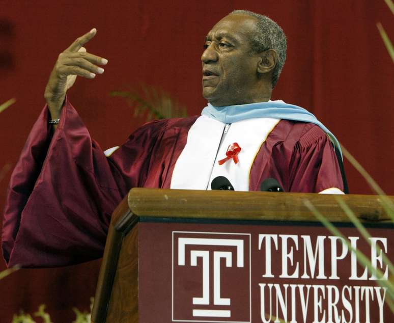 Cosby discursando para estudantes da Temple University em uma cerimônia de formatura em 2003: Retratos do ator foram retiradas das paredes da universidade após denúncias de abuso sexual