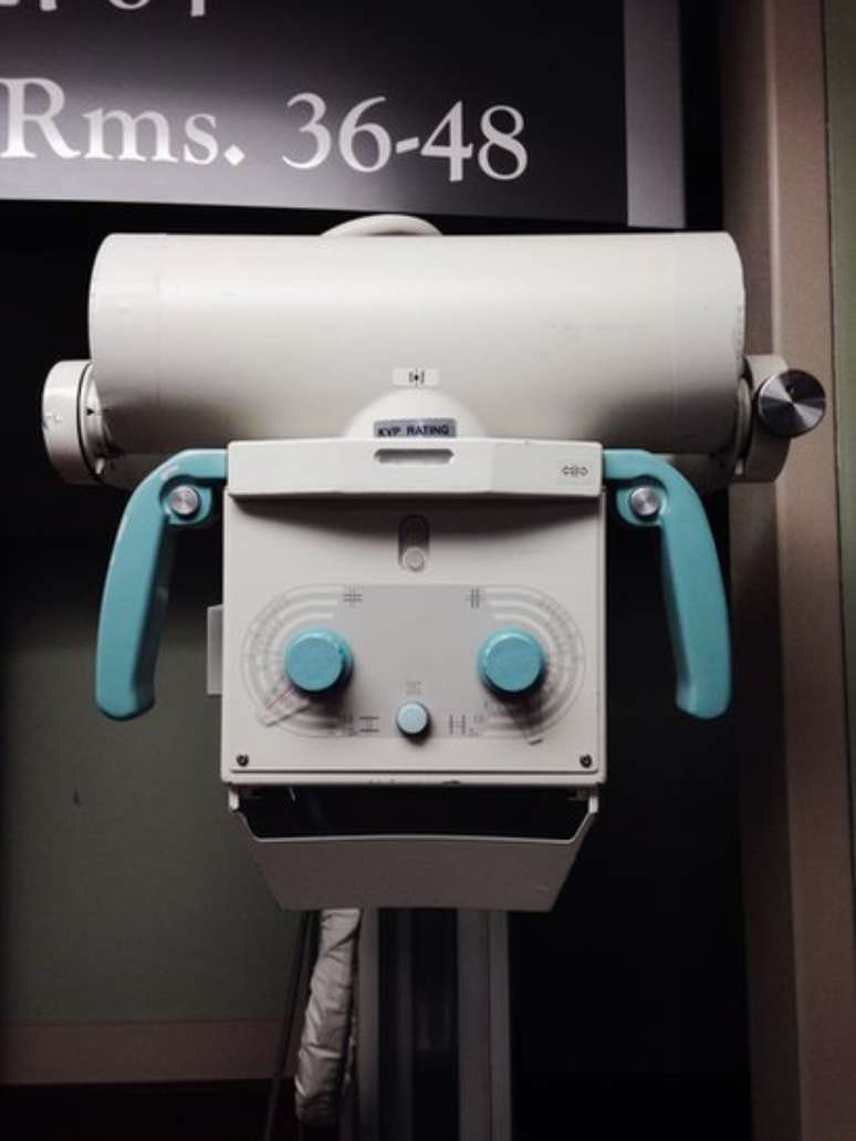 Parte de um equipamento médico que parece um rosto com um sorriso sinistro