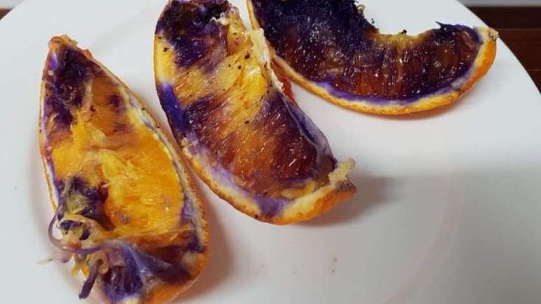 Laranja mudou de cor pouco depois de ter sido cortada com uma faca recém-amolada