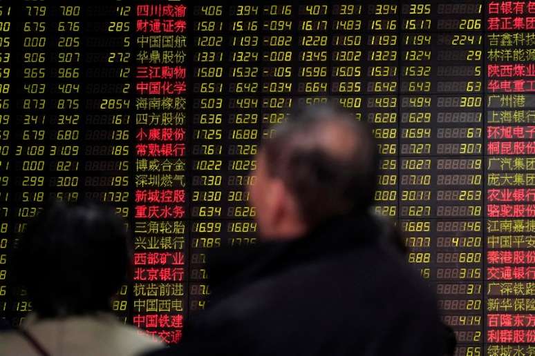 Investidores observam dados de ações em casa de corretagem em Xangai, na China 09/02/2018 REUTERS/Aly Song