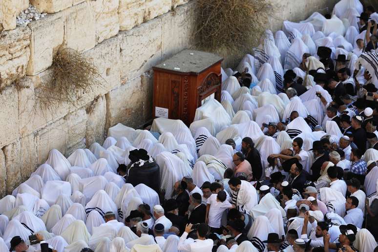 Judeus oram junto ao Muro das Lamentações durante uma bênção no feriado religioso Sucot
26/09/2018
REUTERS/Ammar Awad