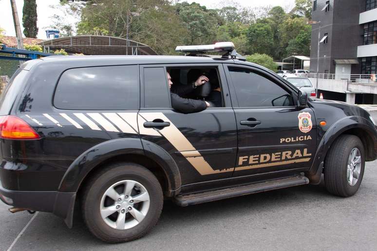 Carro da Polícia Federal leva agentes em operação