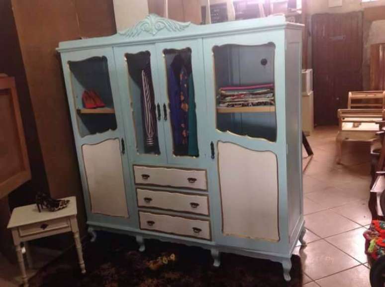 15. Os detalhes dourados s&atilde;o bem comuns na restaura&ccedil;&atilde;o de m&oacute;veis antigos. Foto de Antiquario Mercatudo Moveis Usados