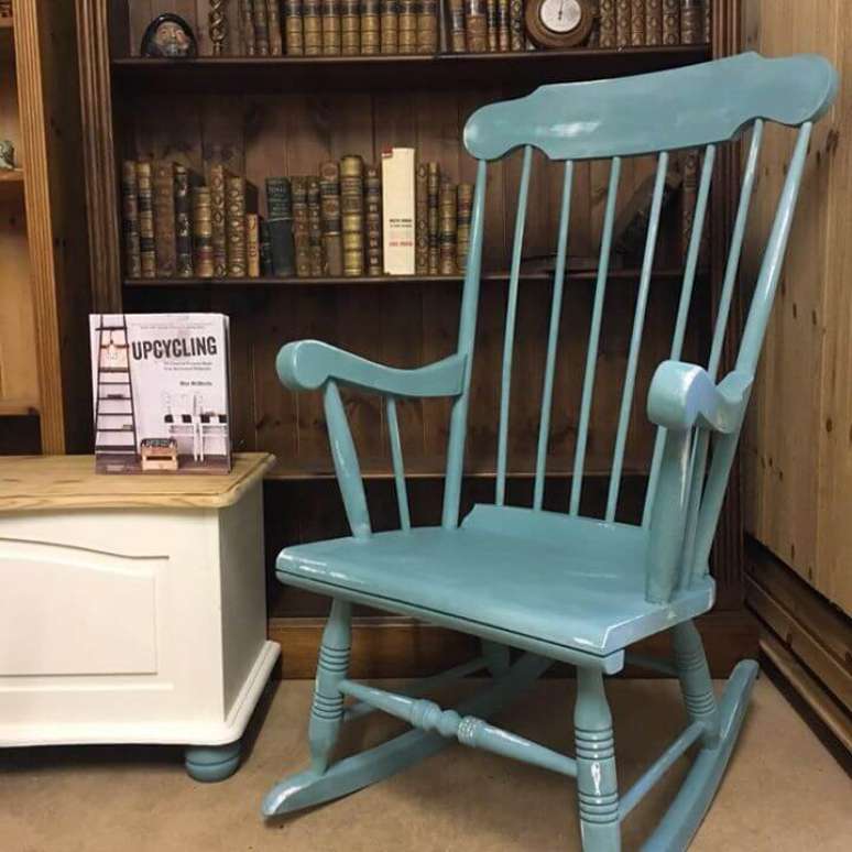 21. Cadeira de balanço pintada de azul. Foto de Copps Second Hand Furniture