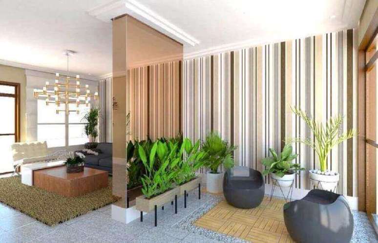 25. Que tal revestir em uma parede com espelho bronze e utilizada como divis&oacute;ria de ambientes? Fica bem sofisticado &ndash; Foto: Ricardo Arnoldi