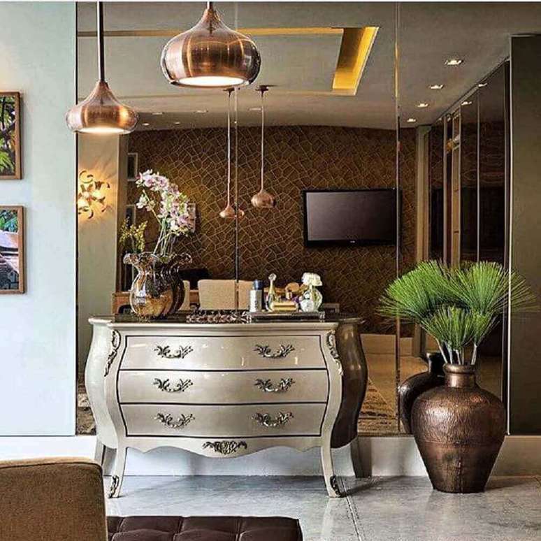 28. O espelho bronze combina com diversos estilos de decoração – Foto: Rajamala Furniture