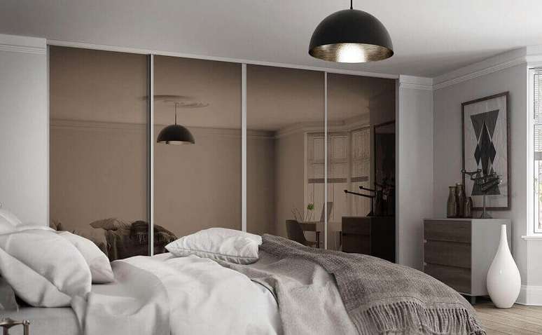 40. Decora&ccedil;&atilde;o para quarto com guarda roupa espelhado bronze com portas de correr &ndash; Foto: Pinterest