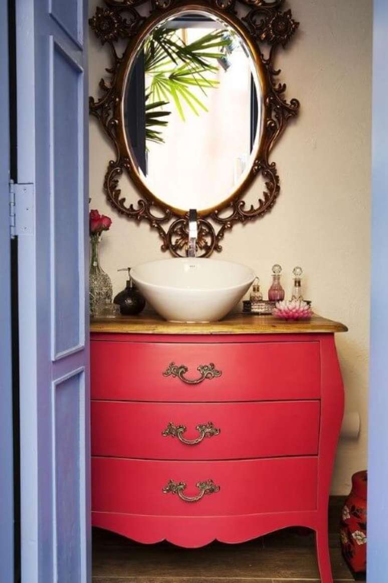 48. Lavabo com aparador vermelho e moldura de espelho antigos. Projeto de Renata Pascucci Colhado