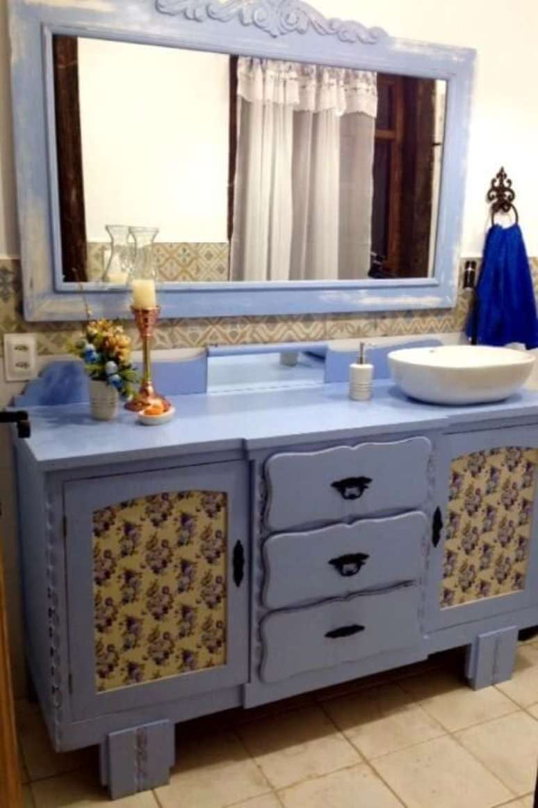 30. Lavabo usado como bancada lil&aacute;s com decoupage. Projeto de Marta Lilianne Grucci