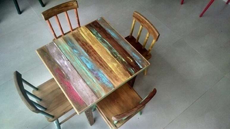 17. Existem tamb&eacute;m m&oacute;veis usados infantis, como essa mesa e cadeiras. Foto de Antiquario Mercatudo Moveis Usados