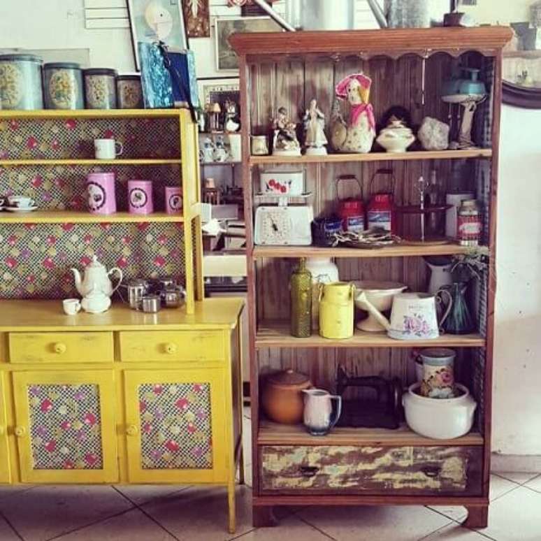 14. Exemplos de m&oacute;veis usados com decoupage e p&aacute;tina. Foto de Antiquario Mercatudo Moveis Usados