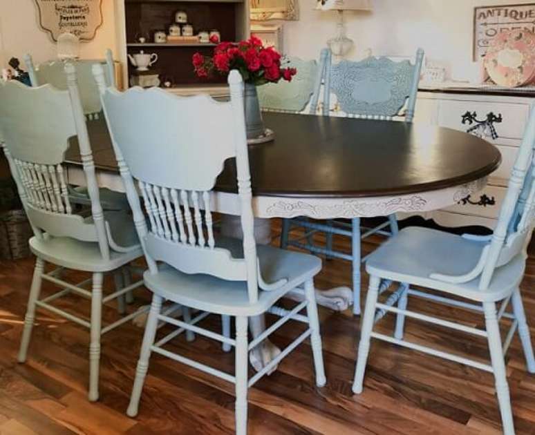 62. M&oacute;veis usados reformadas em sala de jantar. Foto de Redposie