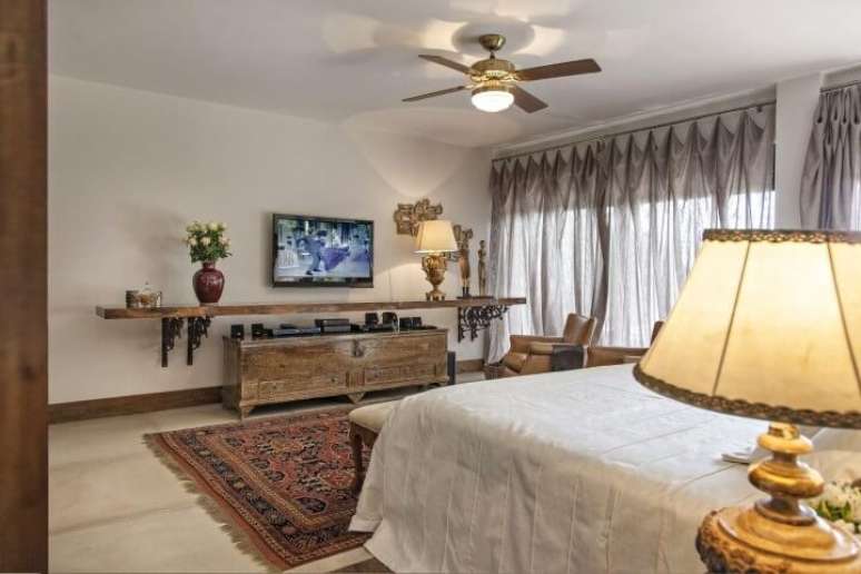 35. Quarto com estilo r&uacute;stico e m&oacute;veis usados de madeira. Projeto de Gislene Lopes