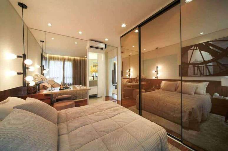 69. Decora&ccedil;&atilde;o para quarto com pendente minimalista preto e guarda roupa espelhado bronze &ndash; Foto: PS do Vidro