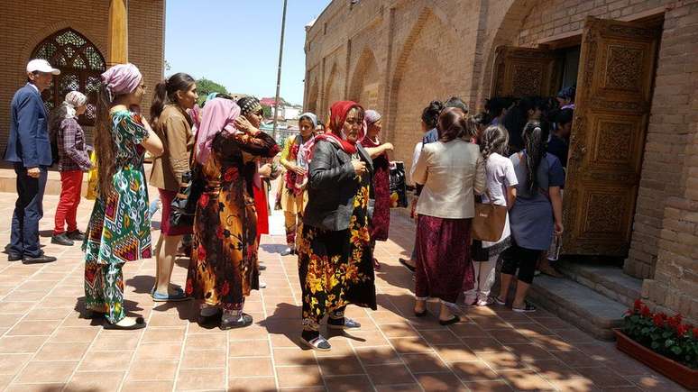 Pessoas de diversas religi&otilde;es viajam ao Uzbequist&atilde;o para visitar o t&uacute;mulo de Daniel