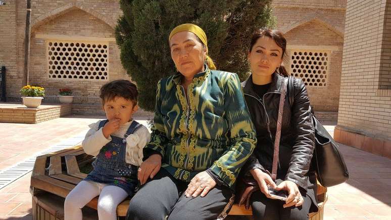 Dilrabo (centro) viajou com a filha e a neta para rezar no t&uacute;mulo de Daniyar