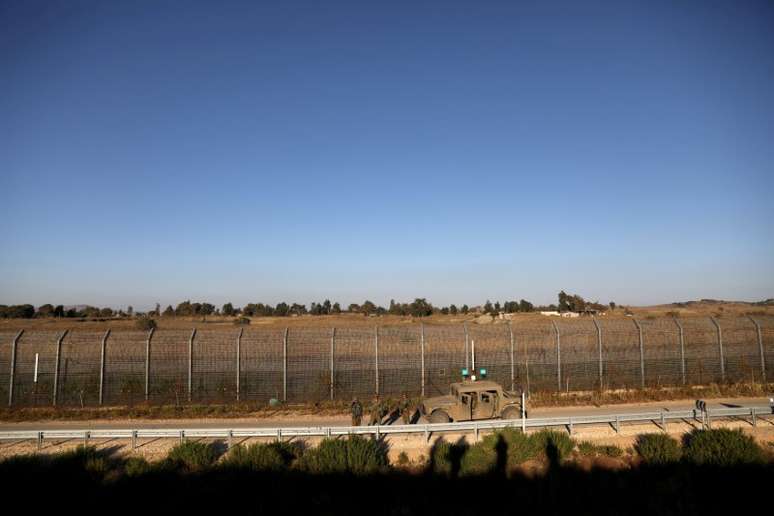 Soldados israelenses patrulham linha de cessar-fogo entre Israel e Síria nas Colinas de Golã 26/07/2018 REUTERS/Ammar Awad