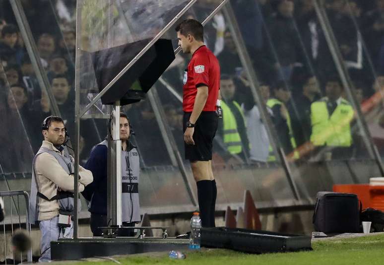 Árbitro consulta o VAR em partida da Copa Libertadores 20/09/2018  REUTERS/Ivan Alvarado