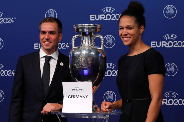 Embaixadores alemães para a escolha da sede da Euro 2014, Philipp Lahm e Celia Sasic, pousam para foto após anúncio do vencedor