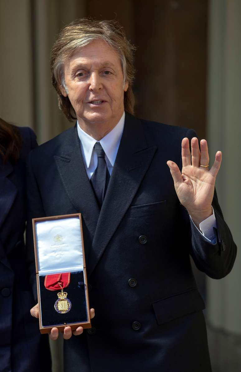 Paul McCartney posa para fot&oacute;grafos ap&oacute;s evento no Pal&aacute;cio de Buckingham
04/05/2018
Steve Parsons/Pool via Reuters