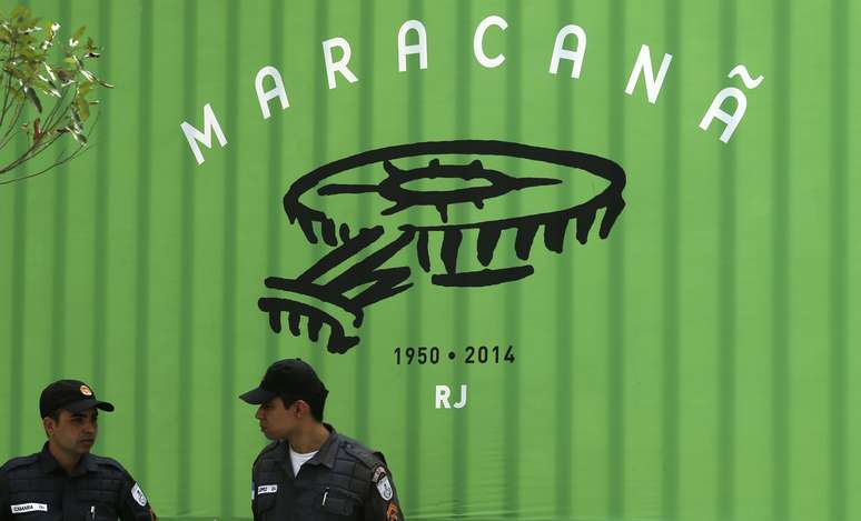 Policiais em frente ao Maracanã 20/06/2013 REUTERS/Pilar Olivares