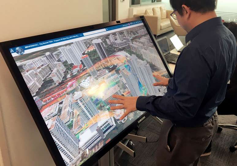 Georfe Loh, diretor do programa do Cingapura Virtual, mostra modelo em 3D da cidade
21/09/2018 REUTERS/John Geddie