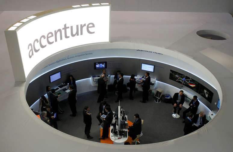 Visitantes observam dispositivos em estande da Accenture durante evento em Barcelona. 26/02/2013. REUTERS/Albert Gea.