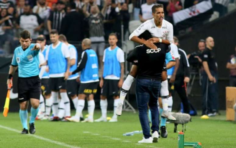 Após o gol, Pedrinho foi abraçar o técnico Jair Ventura na comemoração (Foto: Luis Moura / WPP)