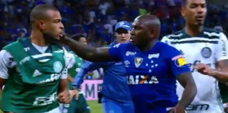 Sassá acertou soco em Mayke, mas ambos acabaram expulsos no jogo dessa quarta-feira (Foto: Reprodução/Sportv)