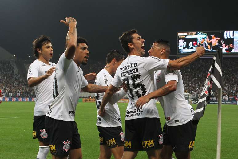 Comemoração do gol de Danilo Avelar, do Corinthians, em partida contra o Flamengo