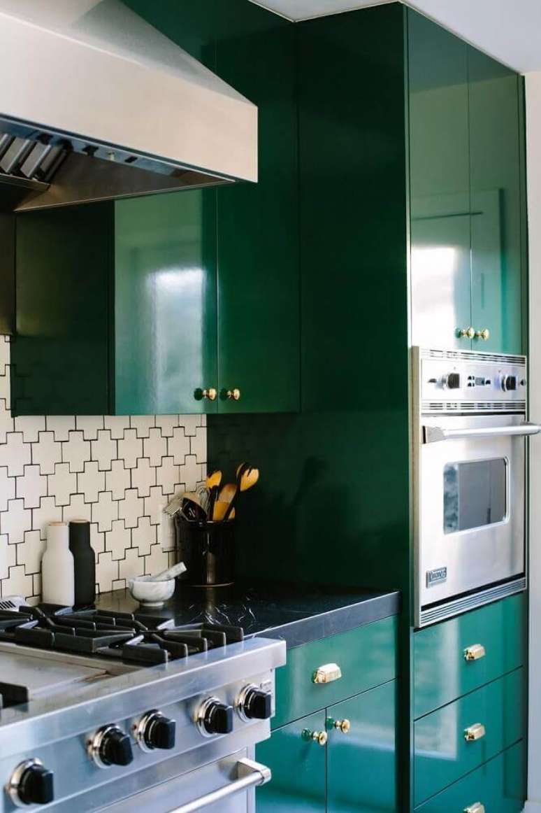 15. Decoração para cozinha com móveis laqueados em verde escuro – Foto: Yandex