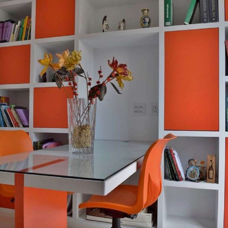 27. Decoração em tons de branco e laranja com móveis laqueados – Foto: Casa da Madeira