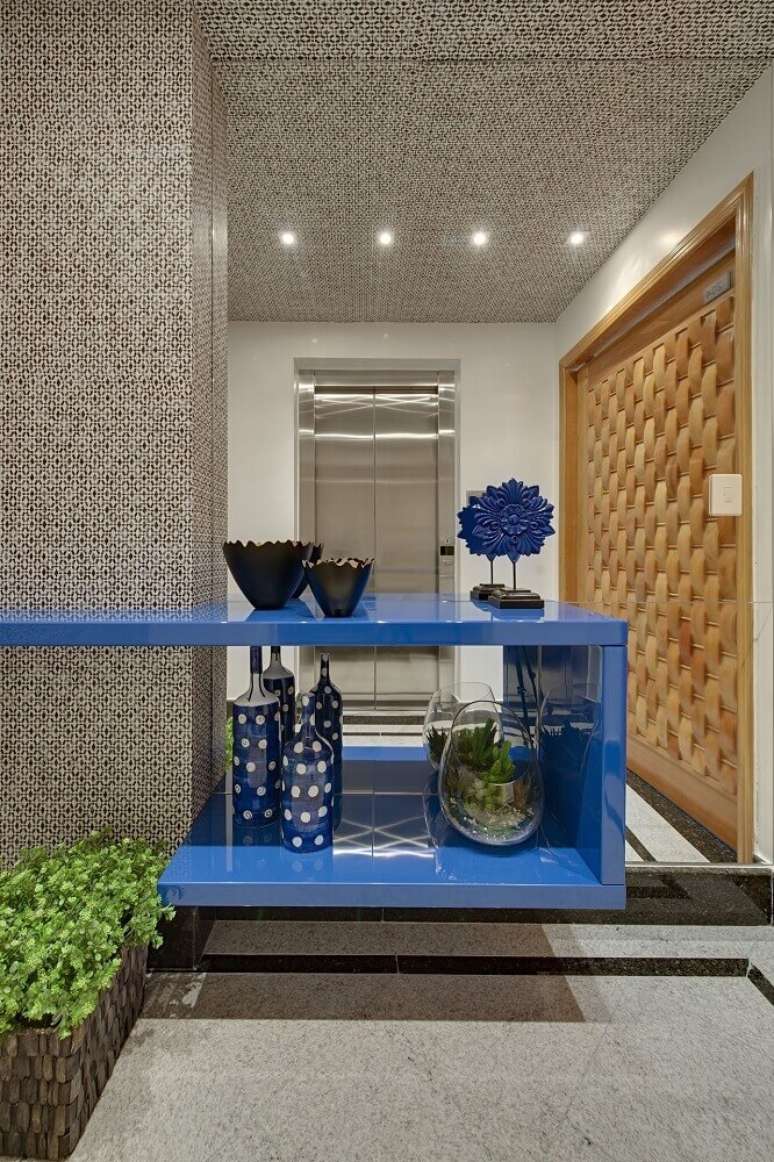 28. Os móveis laqueados também podem ser usados para decoração de hall de entrada – Foto: Marcia Debski Ferreira