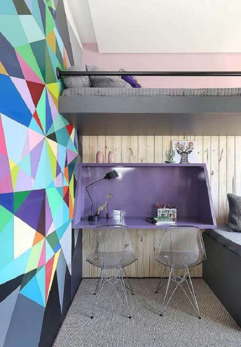 31. Decoração moderna para quarto com parede colorida e pequeno home office com móveis laqueados – Foto: Pinterest