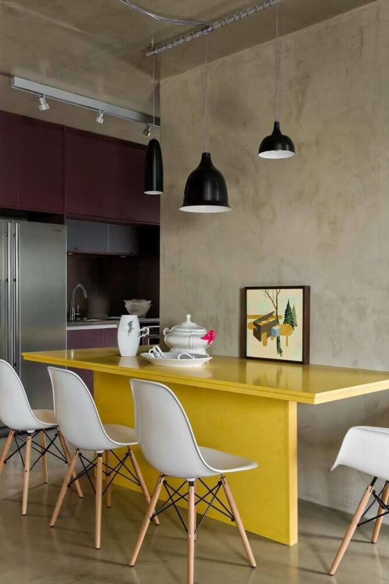 32. Decoração moderna para sala de jantar com mesa amarela laqueada e pendentes pretos – Foto: Archilovers