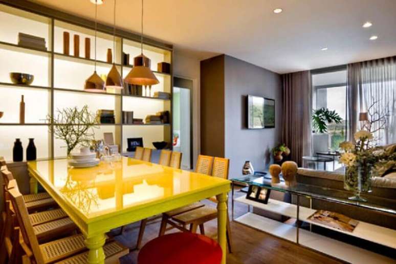 36. Decoração para sala de jantar com nichos e mesa laqueada amarela – Foto: Blogs AT